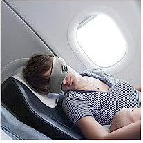 Persona descansando en un avión con el antifaz Bluetooth puesto